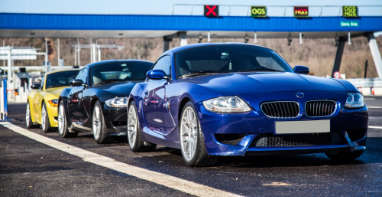 Luxuslimousine und Sportwagen auf der Straße – Autoexport aus Wiesloch Luxuslimousine und Sportwagen auf der Straße – Autoexport aus Wiesloch